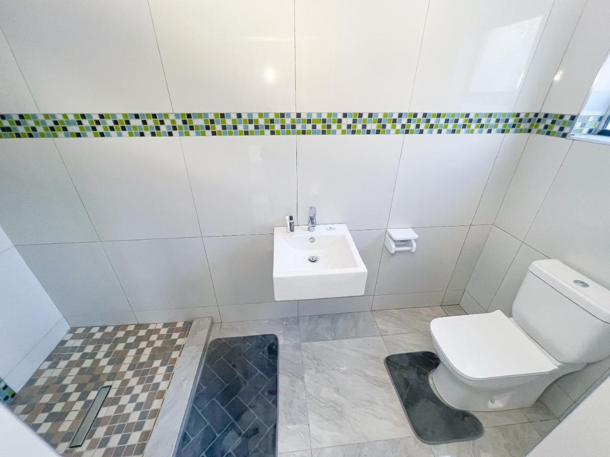 Deluxe Double Room Shower